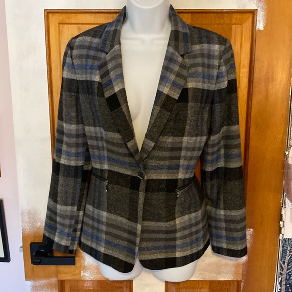 3/$20 - Tahari Blazer - Size 8P - Picture 3 of 12